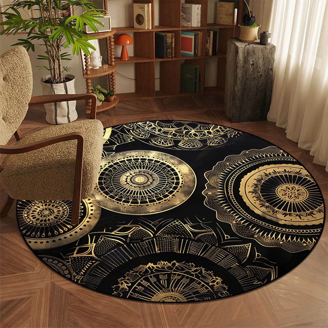 Tapis rond décoratif avec des motifs géométriques dorés et noirs, créant une atmosphère élégante et chaleureuse dans cette pièce moderne.