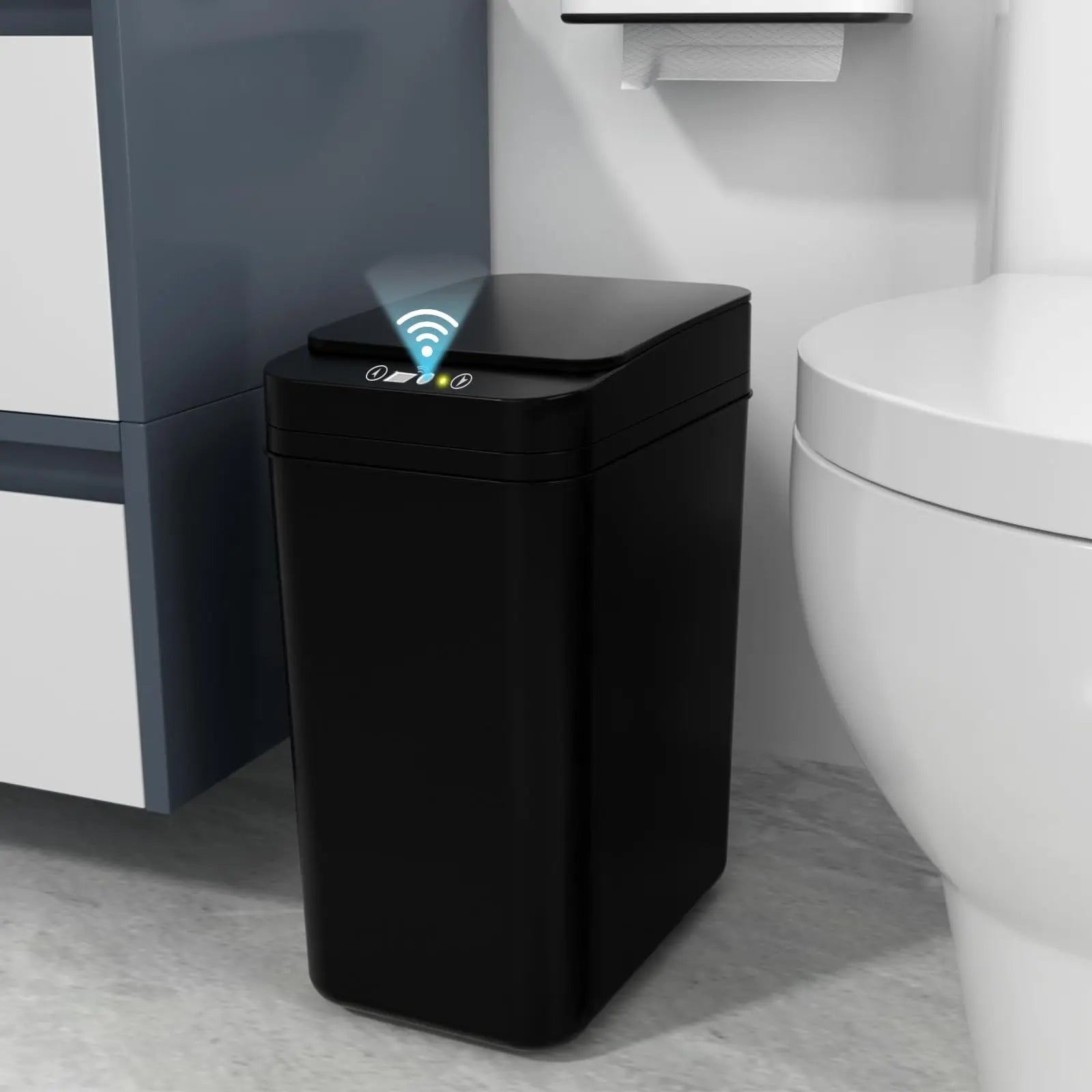 Poubelle automatique sans contact noire avec capteur de mouvement dans une salle de bain moderne
