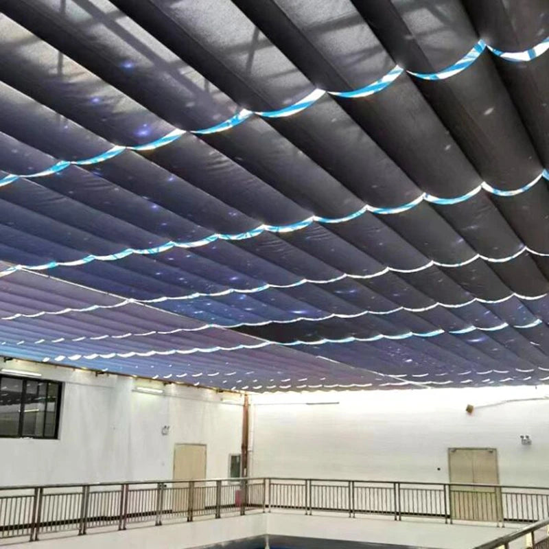 Voile d'ombrage multicolore ajoutant de la gaieté à un jardin