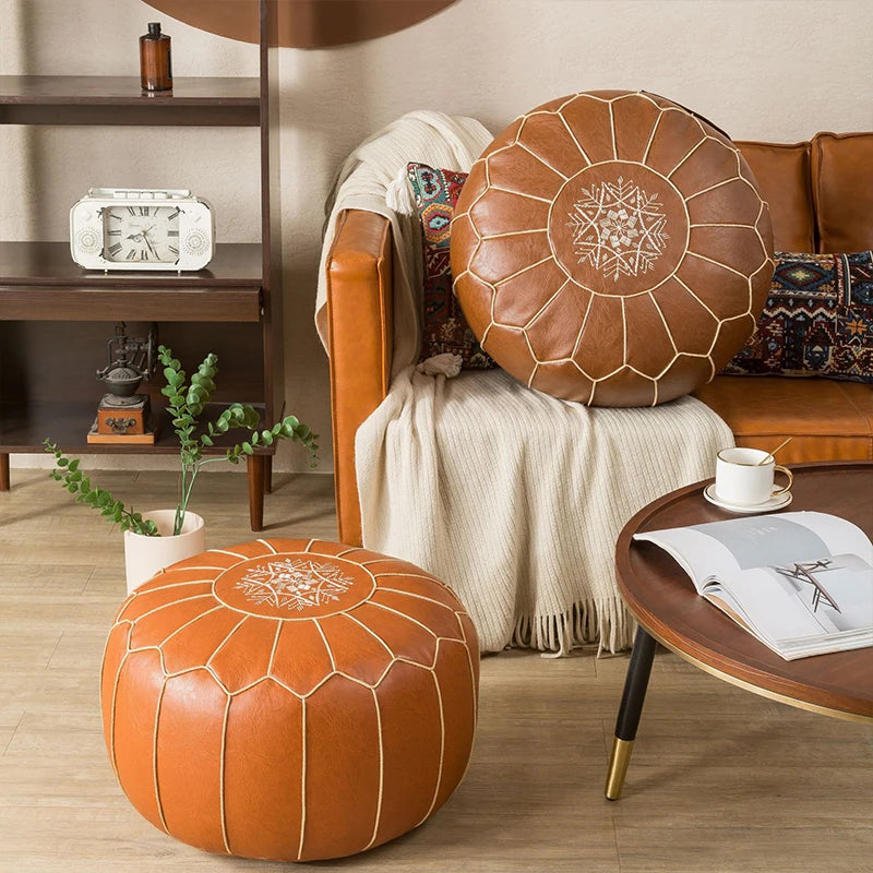 Pouf marocain jaune dans un salon moderne avec canapé gris