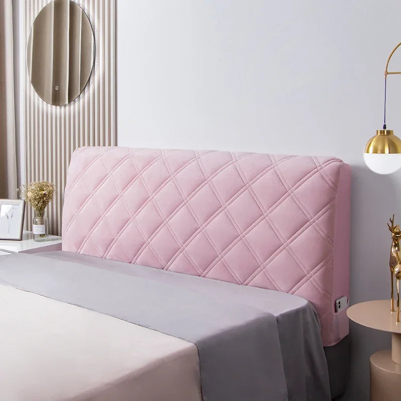 Détail de la texture velours matelassée de la tête de lit