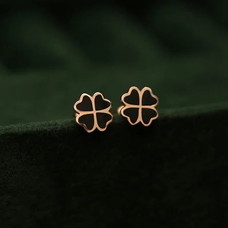 Boucles d'oreilles argent 925 trèfle porte-bonheur noir plante détail du motif