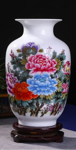 Un magnifique vase en porcelaine blanche décoré de fleurs de pivoines colorées.