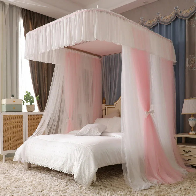 Un lit à baldaquin élégant avec des rideaux blanc et rose, créant une atmosphère romantique et sereine dans la chambre.