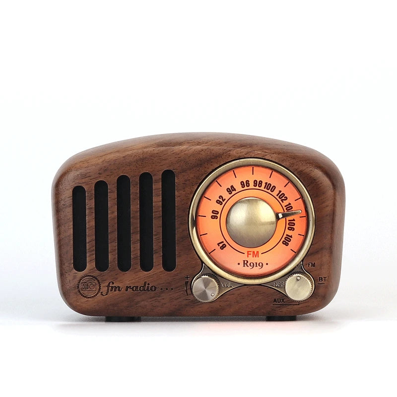 Radio réveil vintage en bois noir sur table de chevet