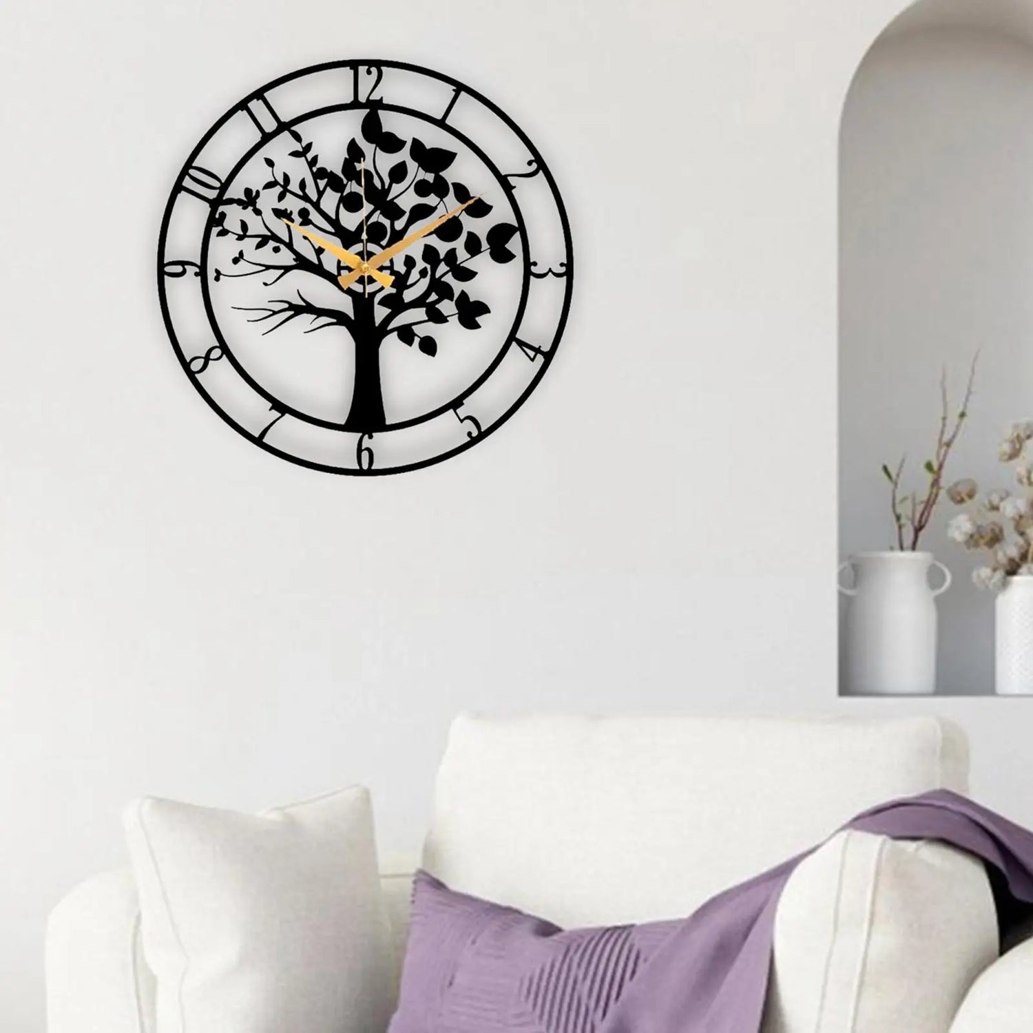 Horloge murale noire dans un salon contemporain