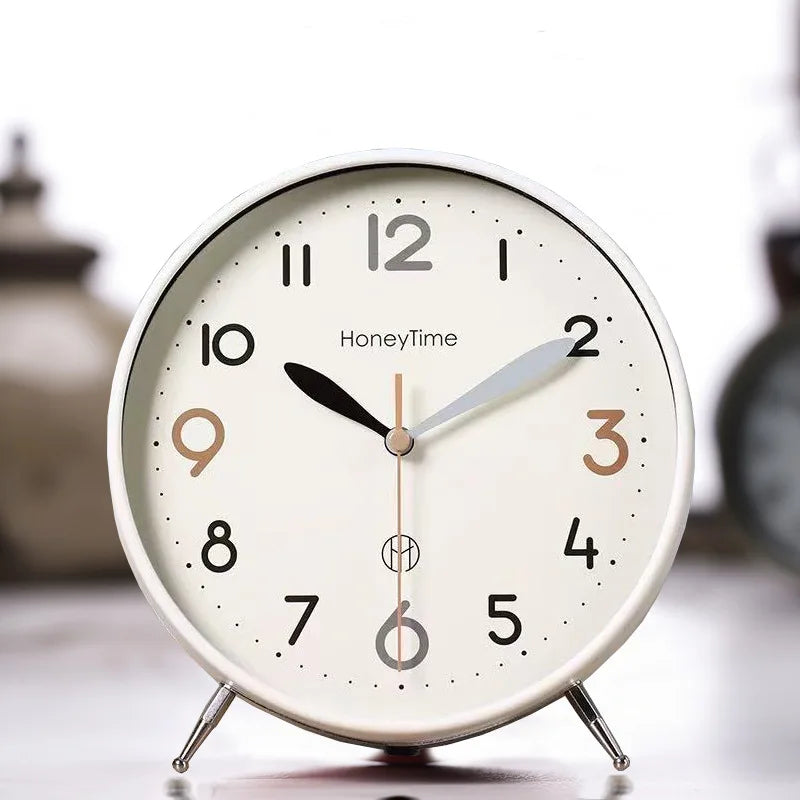 Horloge de table en couleur verte dans un intérieur contemporain