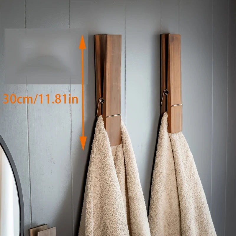 Détail de la pince géante en bois sur le porte-serviettes