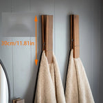 Détail de la pince géante en bois sur le porte-serviettes