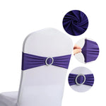 Une chaise blanche décorée d'une ceinture en satin violet ornée d'une boucle en cristaux scintillants.