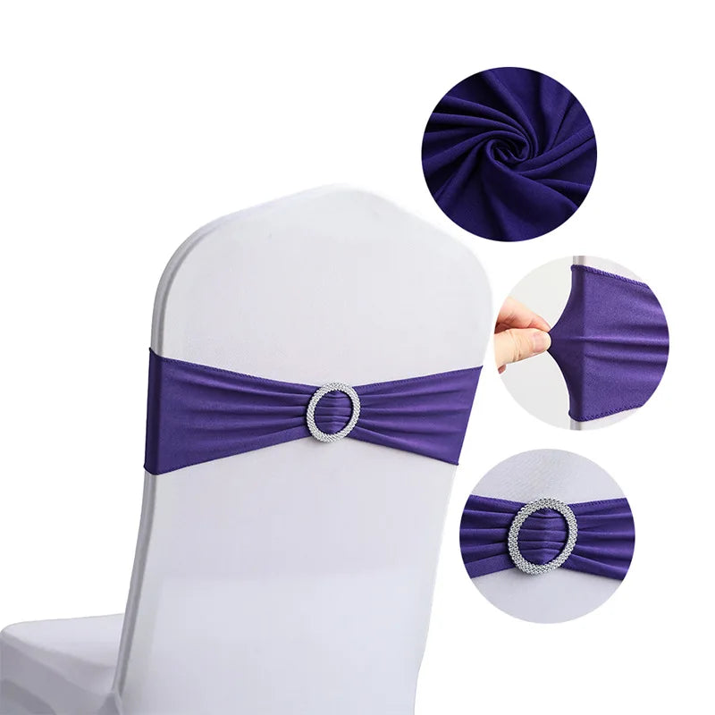 Une chaise blanche décorée d'une ceinture en satin violet ornée d'une boucle en cristaux scintillants.