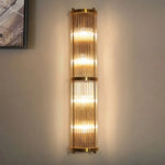 Applique murale LED en cristal doré sur fond blanc