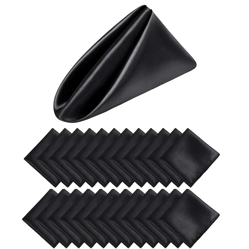 Un set de serviettes pliées en forme de triangles noirs.