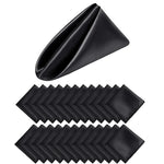 Un éventail de serviettes à motifs géométriques noirs opaques de formes triangulaires sur un fond blanc.