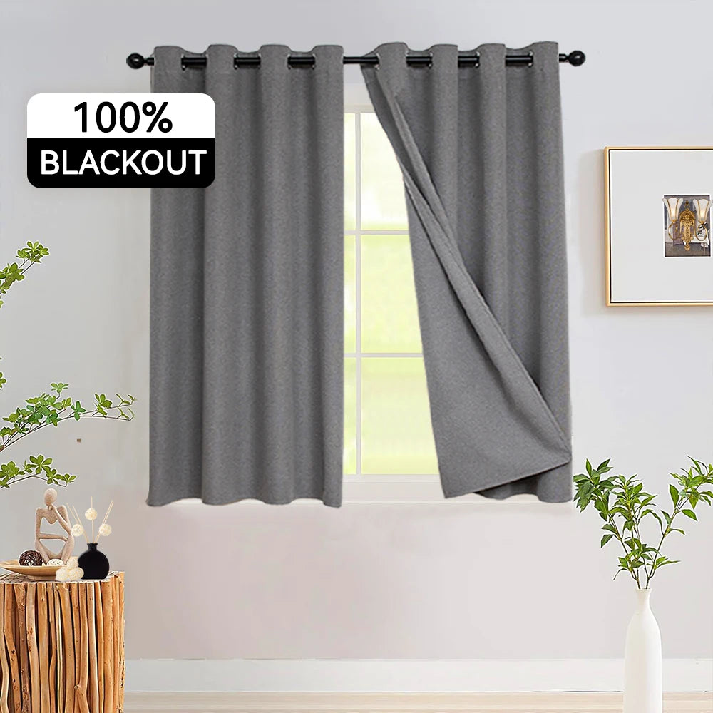 Rideaux opaques gris pour chambre ou salon, assurant une obscurité totale, idéale pour créer un environnement calme et reposant. Design élégant avec des œillets noirs pour une installation facile, adapté à tout type de décoration intérieure moderne.