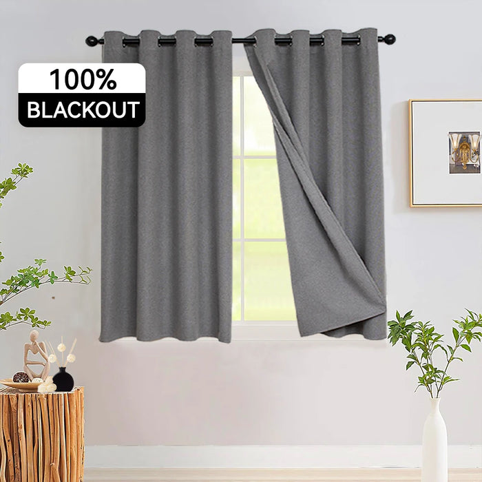 Rideaux opaques gris pour chambre ou salon, assurant une obscurité totale, idéale pour créer un environnement calme et reposant. Design élégant avec des œillets noirs pour une installation facile, adapté à tout type de décoration intérieure moderne.