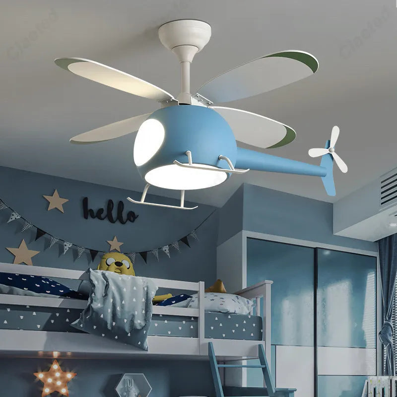 Lustre ventilateur hélicoptère LED suspendu au plafond d'une chambre ado