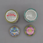 Quatre bols décoratifs de différents motifs et couleurs sur un fond gris, avec une indication de la taille de 5,5 cm sur l'un des bols.