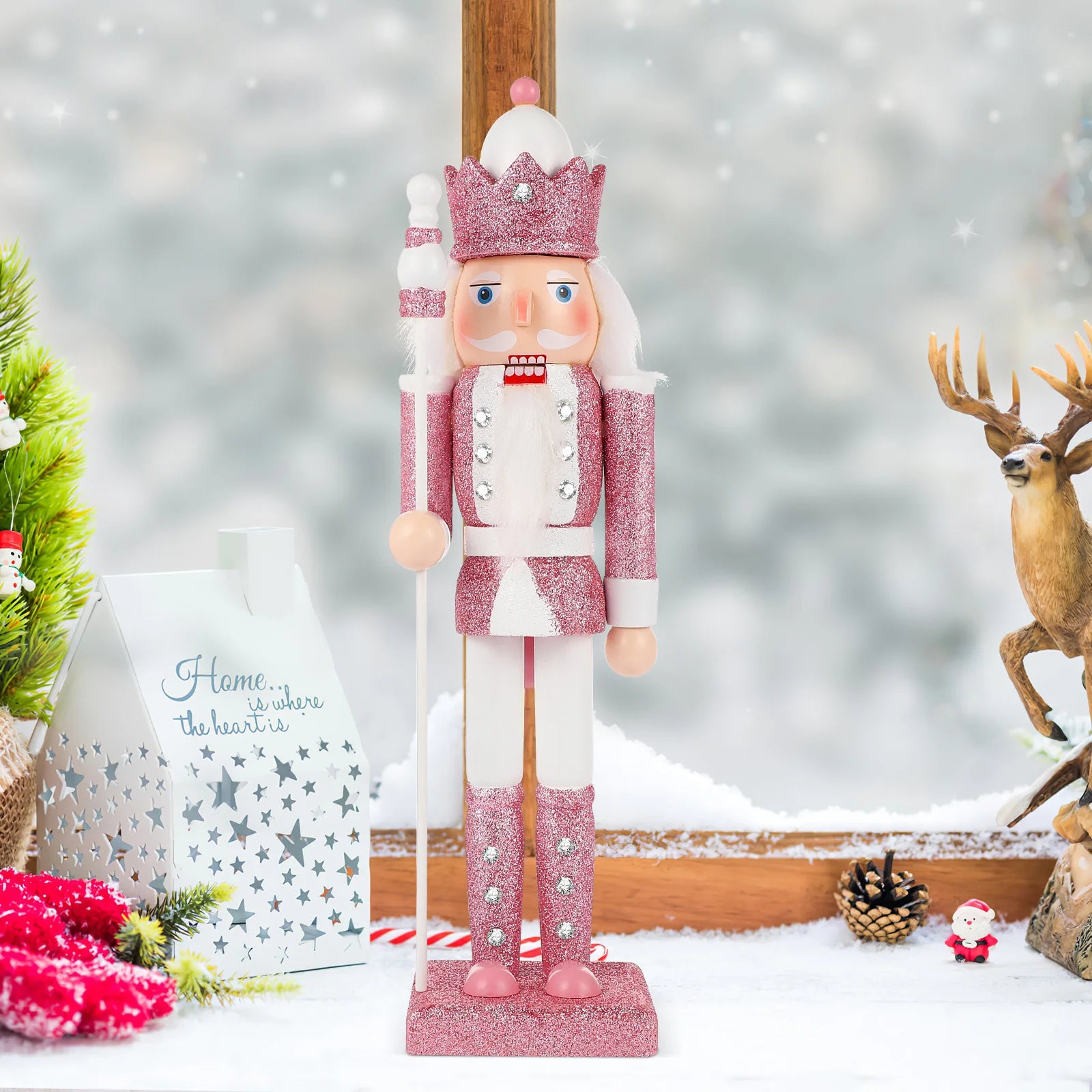 Figurine casse-noisette traditionnelle rose posée sur une table
