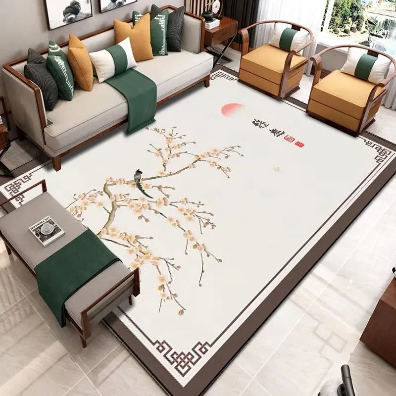 Le salon est meublé de canapés et de fauteuils en bois et textile, avec des touches de vert et de jaune. Au sol, un grand tapis décoré d'un motif floral représentant des branches de cerisier en fleurs sur un fond blanc.