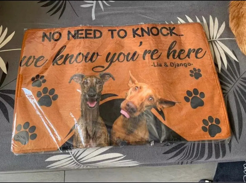 Paillasson personnalisé placé devant une porte d'entrée décorative