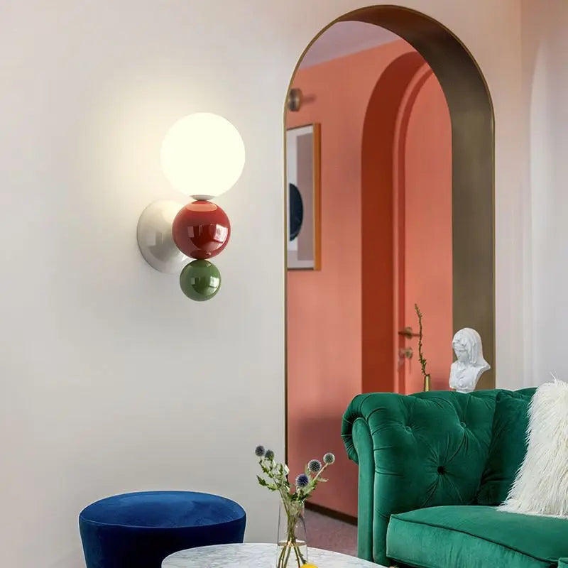 Applique murale verte fixée au mur dans un salon contemporain