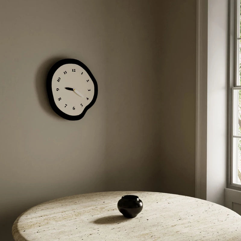 Horloge murale violette design nordique