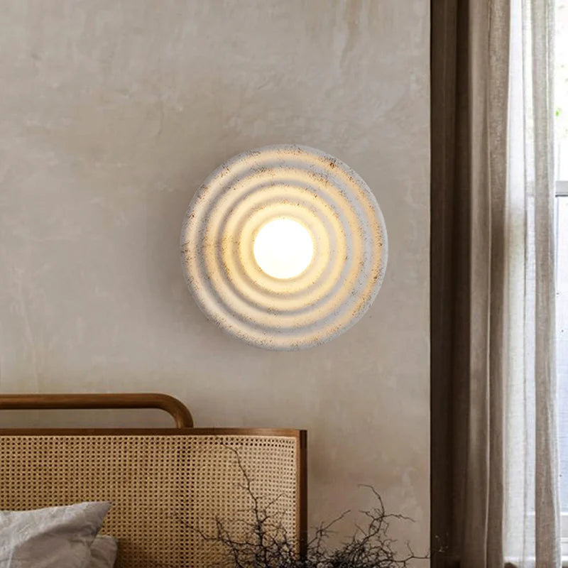 Détail de l'applique murale beige en résine et verre, design rétro