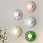Applique murale fleur crème française en blanc sur mur beige