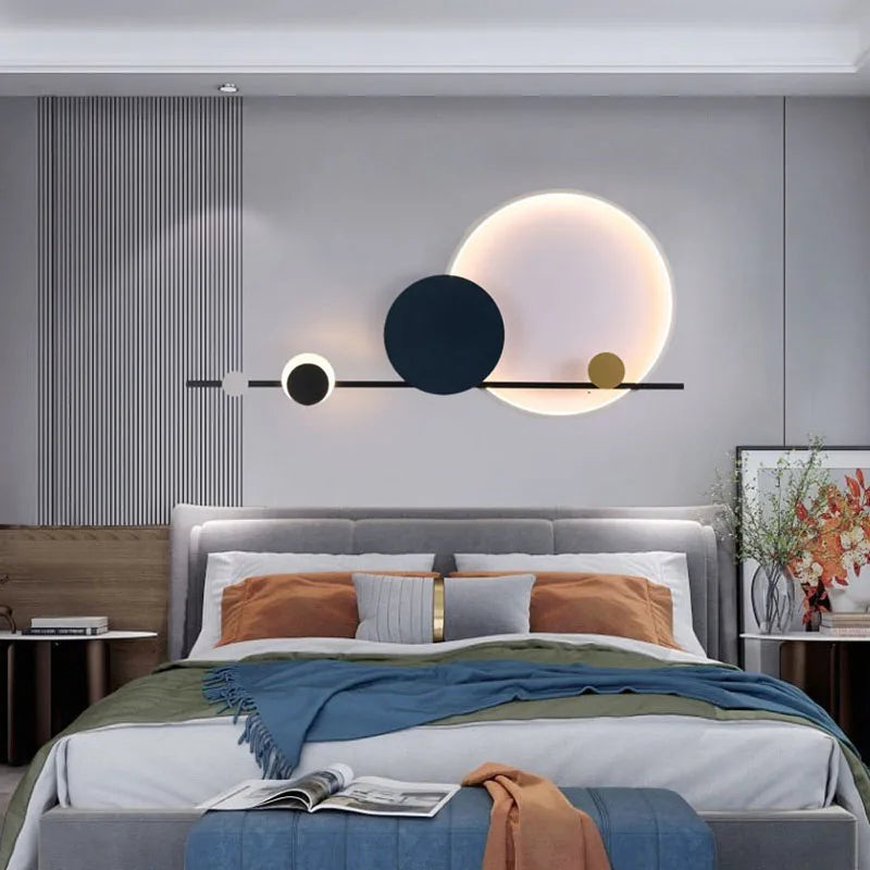 Applique murale LED art déco blanche dans un couloir