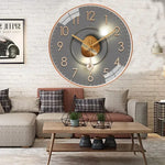 Détail du mouvement silencieux de l'horloge murale