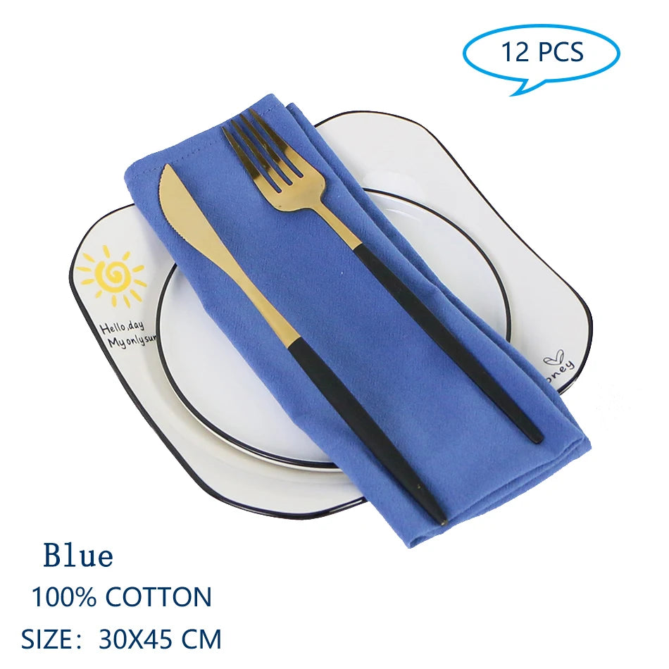 Ensemble de 12 serviettes de table bleues en coton de 30 x 45 cm, comprenant une fourchette et un couteau dorés sur une assiette blanche.