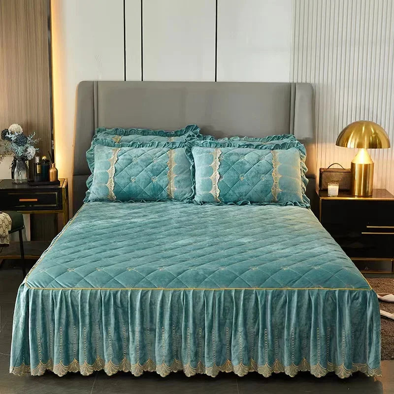 Couvre-lit matelassé en velours cristal violet avec jupe dentelle sur lit