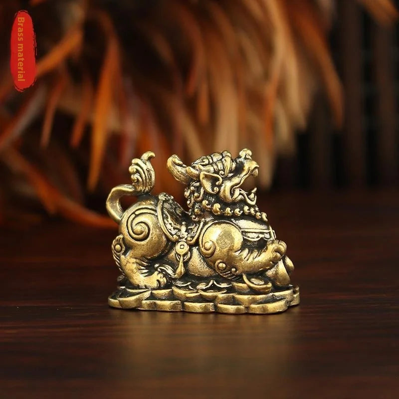 Lingot de lion sur un bureau, décoration rétro et élégante