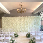 Mur de fleurs blanc utilisé comme fond de mariage élégant