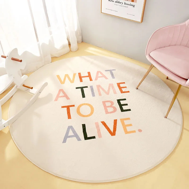 Ce tapis décoratif rond avec l'inscription colorée "What a time to be alive" crée une atmosphère apaisante et inspirante dans cette pièce.