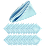 Un plaid moelleux en microfibre bleu clair avec de nombreux plis décoratifs.