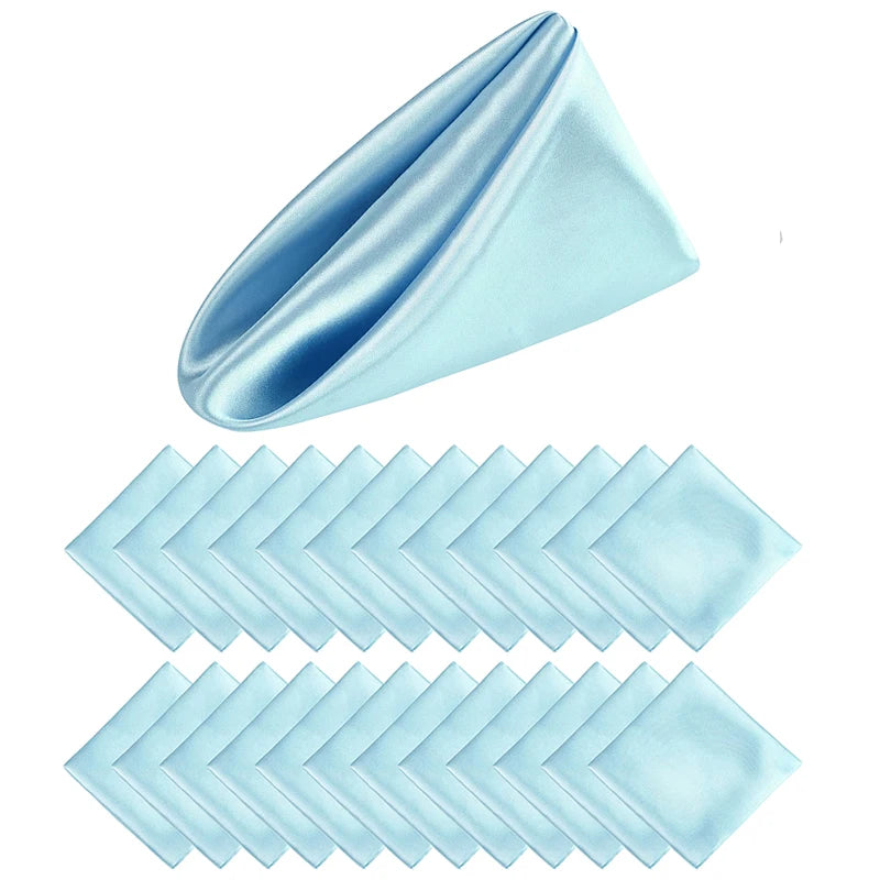 Un plaid moelleux en microfibre bleu clair avec de nombreux plis décoratifs.