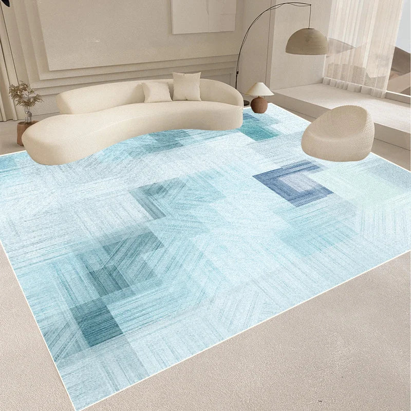 Un tapis aux motifs géométriques bleus et blanc, placé dans un salon lumineux avec un canapé arrondi et des accents décoratifs.