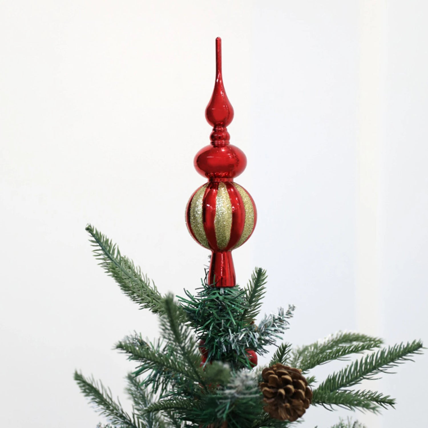 Étoile de Noël scintillante rouge sur sapin