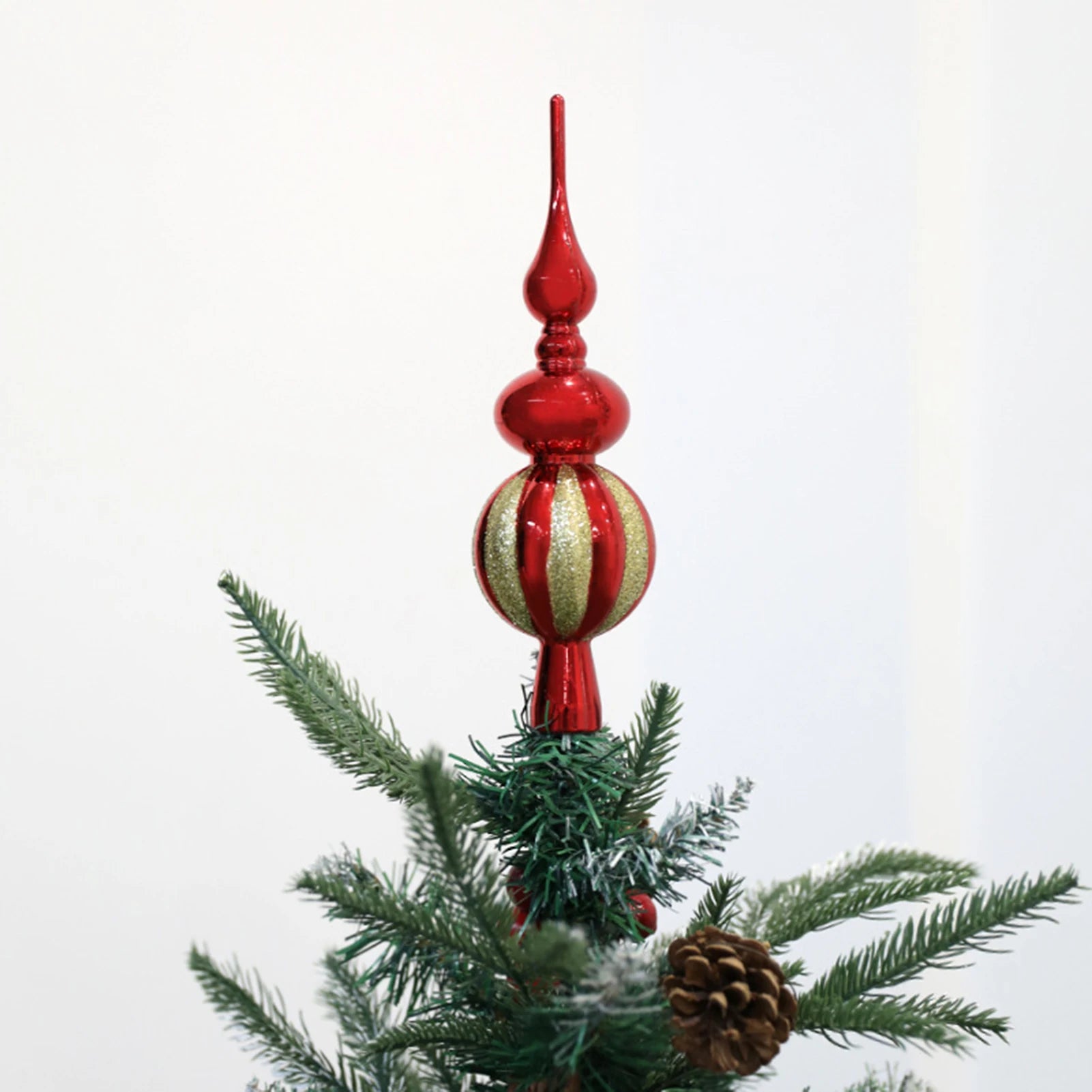 Étoile de Noël scintillante rouge sur sapin