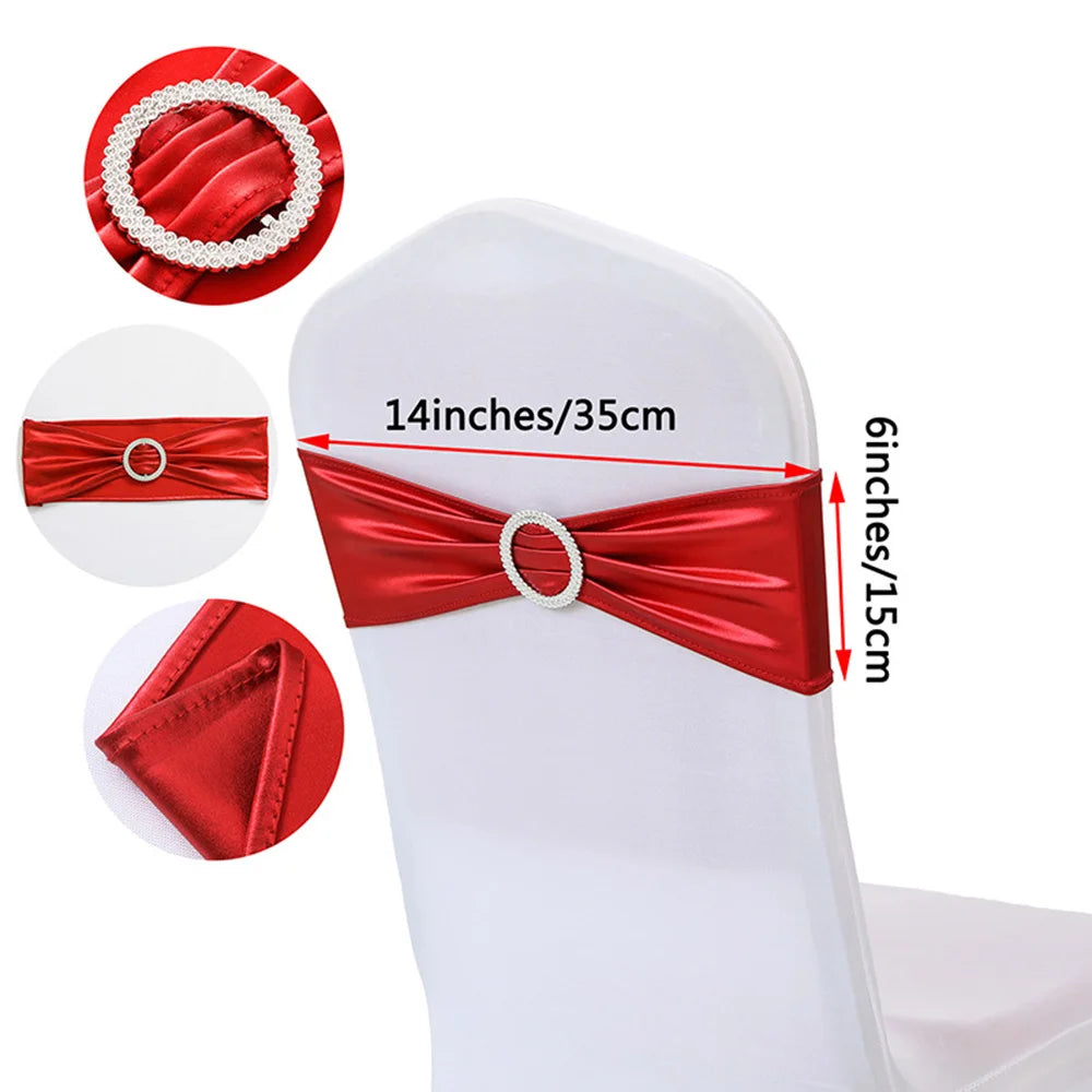 L'image montre des accessoires décoratifs de couleur rouge, notamment un nœud papillon et un anneau décoratif, utilisés pour habiller les chaises lors d'événements.