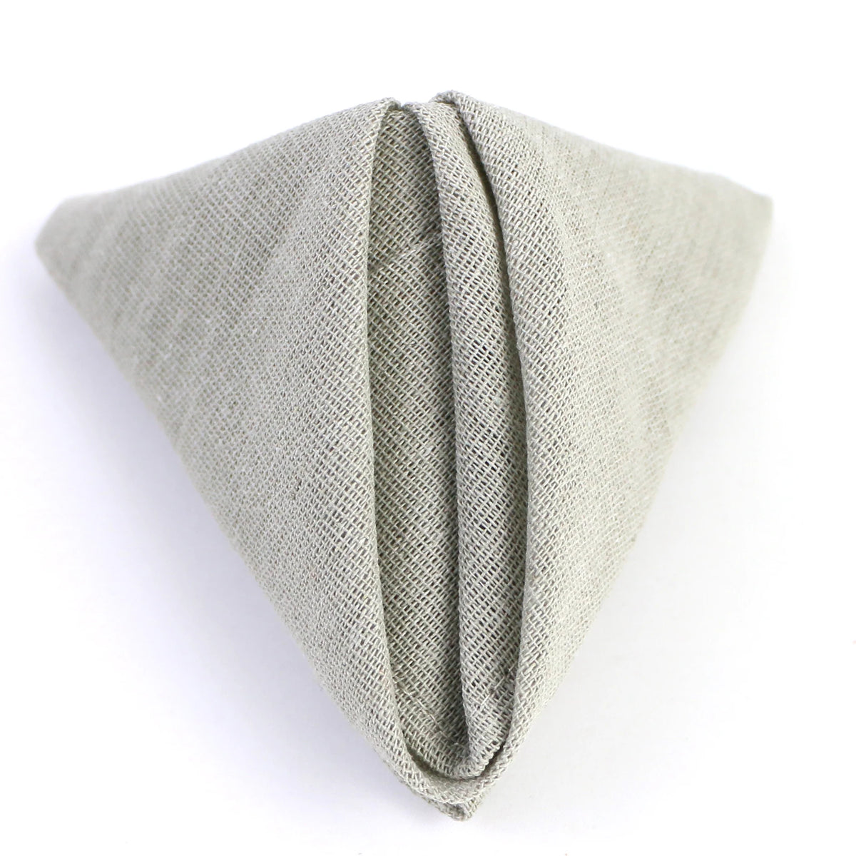 Un plaid en lin gris clair texturé, doux et apaisant, parfait pour se détendre sur un canapé ou une chaise.