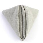 Un plaid en lin gris clair texturé, doux et apaisant, parfait pour se détendre sur un canapé ou une chaise.
