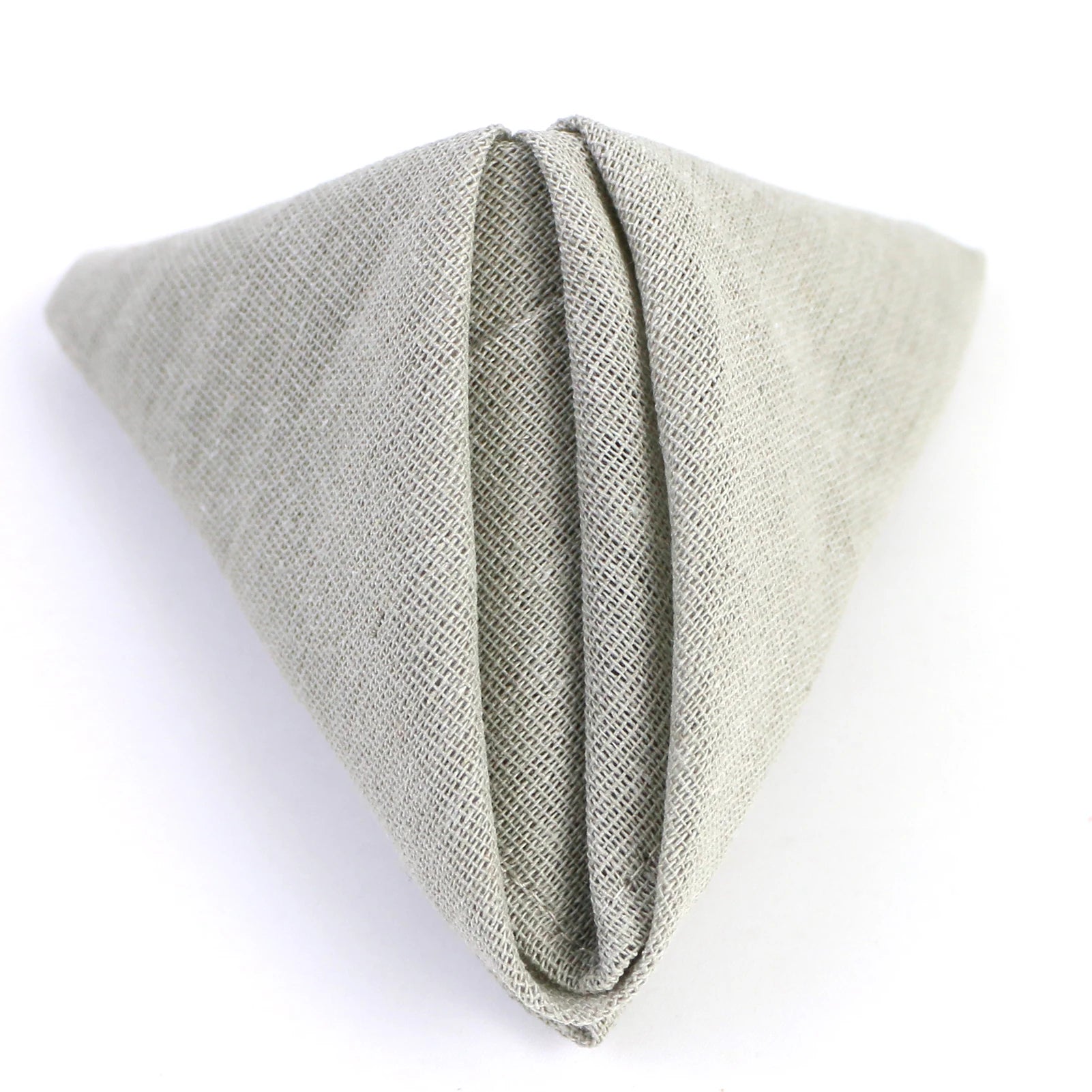 Un plaid en lin gris clair texturé, doux et apaisant, parfait pour se détendre sur un canapé ou une chaise.