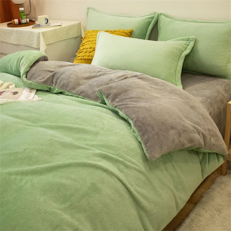Housse de couette en flanelle bleue dans une chambre décorée