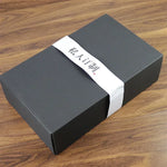 Boîte en carton noir utilisée comme emballage cadeau