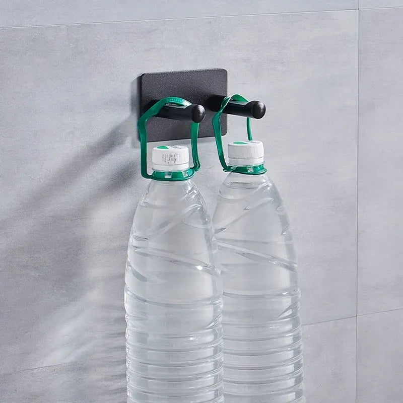 Étagère de salle de bain étanche en gris clair installée sur un mur