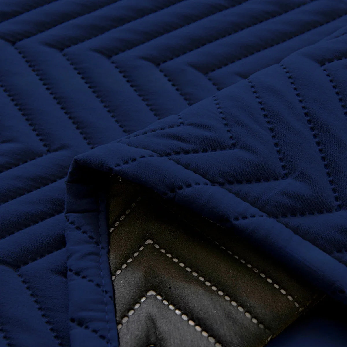 Couverture en couleur bleu marine avec motif à chevrons, idéale pour ajouter une touche élégante et moderne à votre intérieur. Parfaite pour le salon ou la chambre, elle combine design contemporain et confort.