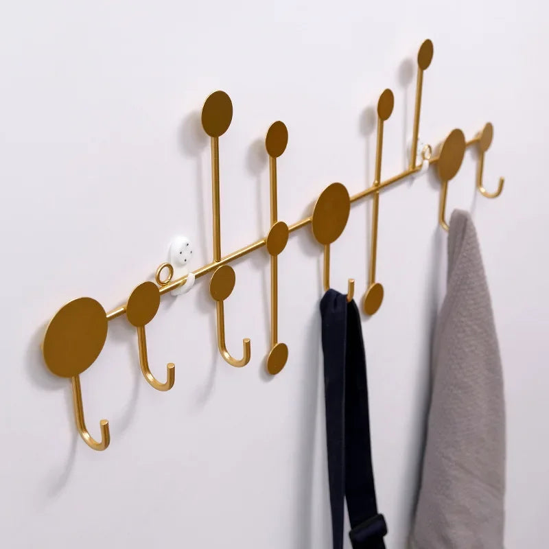 Porte-manteau mural multifonctionnel installé dans une entrée moderne